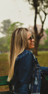 Jaqueta jeans combina com tudo? Descubra como criar looks versáteis
