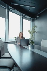 O que vestir em entrevista de emprego: guia completo para causar uma ótima impressão
