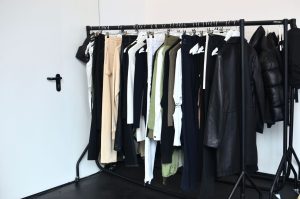 Roupas curingas para ter no armário: peças essenciais para looks versáteis