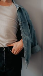 Tênis branco ainda está na moda? Descubra como usar o clássico em 2026